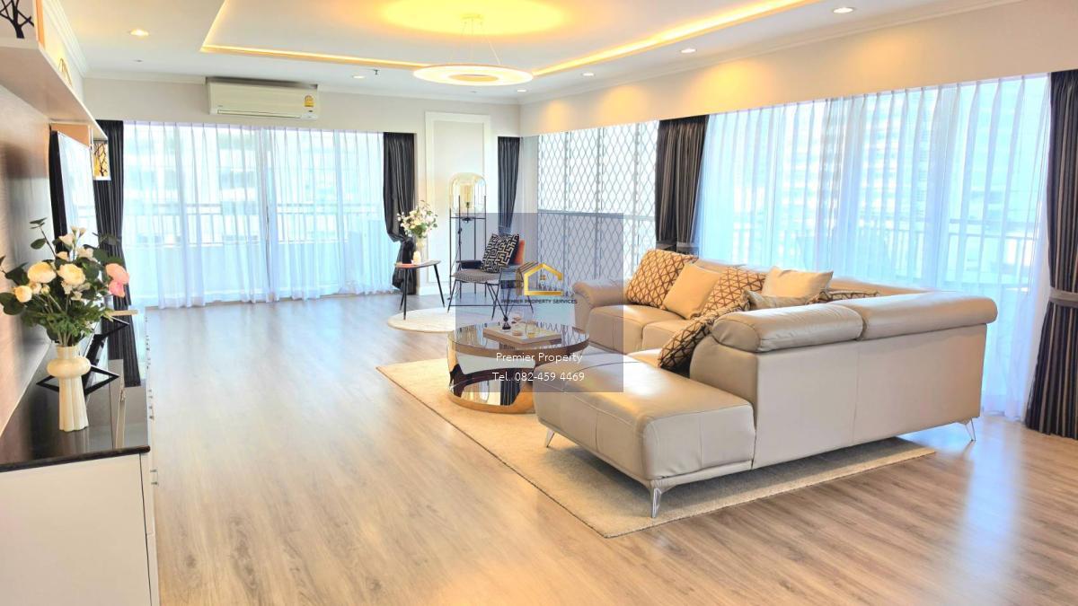 ์คอนโดมิเนียม 3 ห้องนอน ปรับปรุงตกแต่งใหม่ย่านสาทร ห้องนั่งเล่นกว้างขวาง เหมาะสำหรับครอบครัวใหญ่ 
